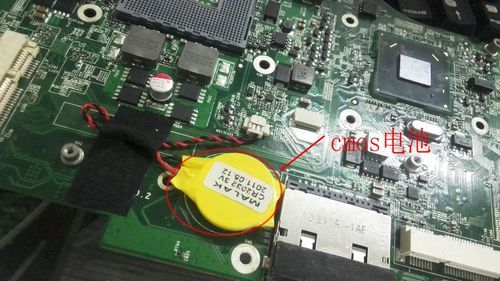 电脑主板上的纽扣电池在哪个位置（电脑主板纽扣电池是什么型号）-图1