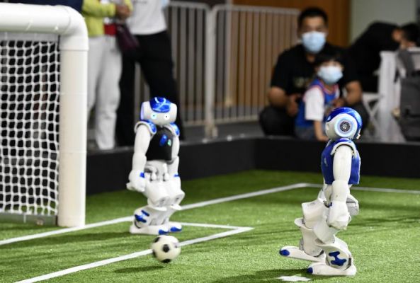 踢球机器人怎么（智能机器人踢足球）