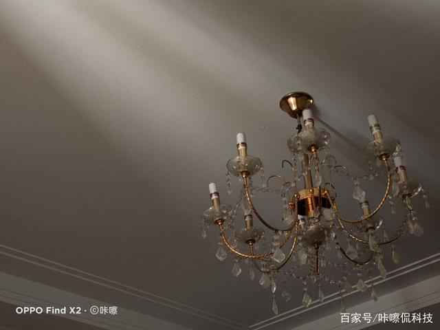 吊灯发暗光怎么回事（吊灯变色光坏了怎么回事）
