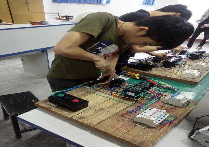 电工实验应怎么接线(电工实验操作视频)-图2 电工实验应怎么接线(电工实验操作视频)-图2