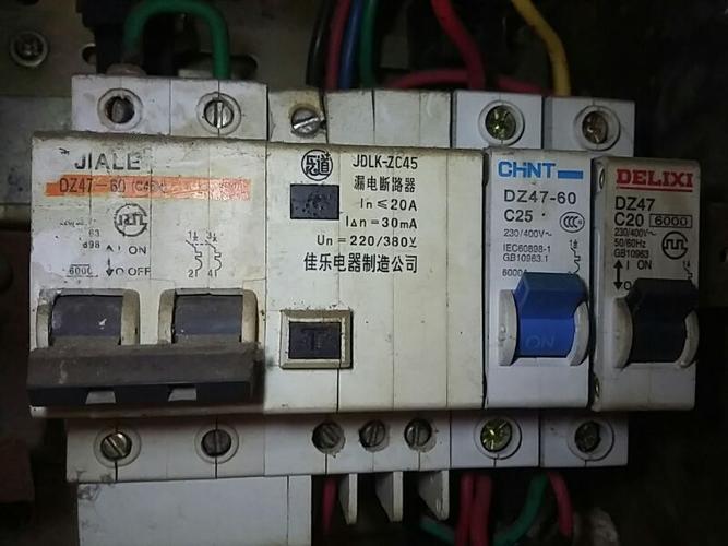 电闸跳了怎么调(电闸跳了该怎么办)-图1 电闸跳了怎么调(电闸跳了该怎么办)-图1