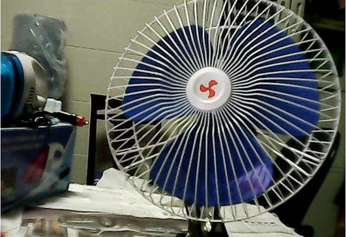 台扇摇头坏了怎么修（台扇摇头怎么调）