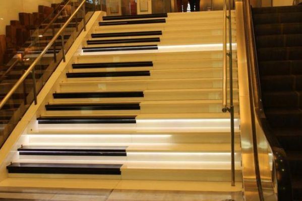发声钢琴楼梯设备（钢琴搬楼梯）